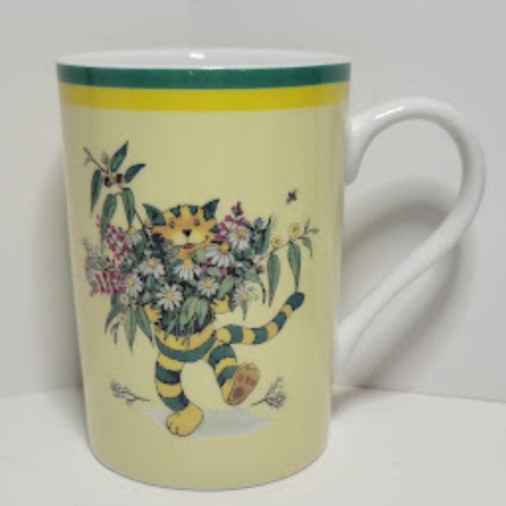 GERMAN YELLOW & GREEN COFFE MUG WITH CAT & FLORAL BOQUET GERMAN SAYING ON BACK